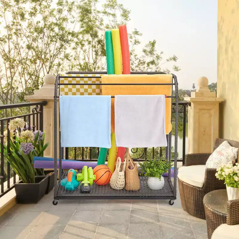 Porte-serviettes de piscine extérieur, porte-serviettes autoportant, porte-serviettes de piscine à 5 barres avec base en rotin, porte-serviettes d'extérieur en rotin tressé, organiseur de rangement