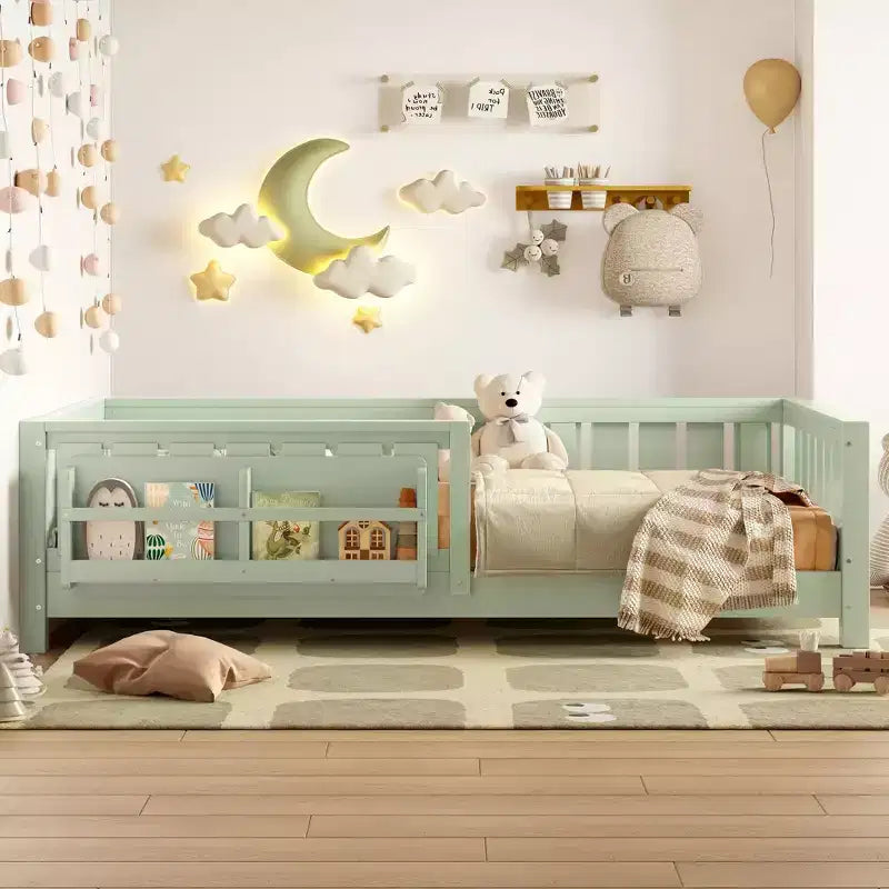Lit double au sol avec étagère intégrée et barrière de sécurité, cadre de lit en pin pour enfants, aucun sommier tapissier requis, vert avocat